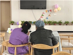 當(dāng)你老到忘了世界，我該拿什么來(lái)愛(ài)你